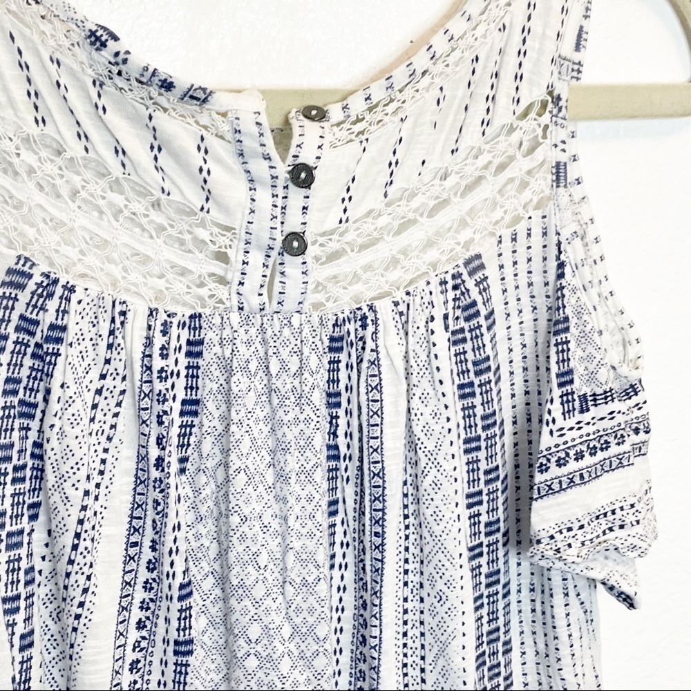Lucky Brand Cold Shoulder Top. Blu/Wht. Size Small - Picture 3 of 7